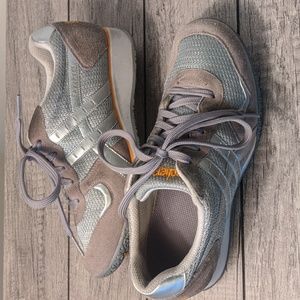 Skechers silver sporty tennis shoes